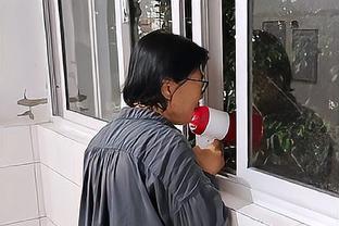 心系红魔❤冬窗被退租的雷吉隆在家收看曼市德比，为曼联加油